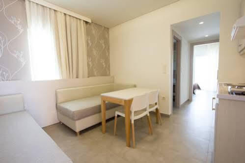 פליאוחורה Poseidon Studios & Apartments מראה חיצוני תמונה